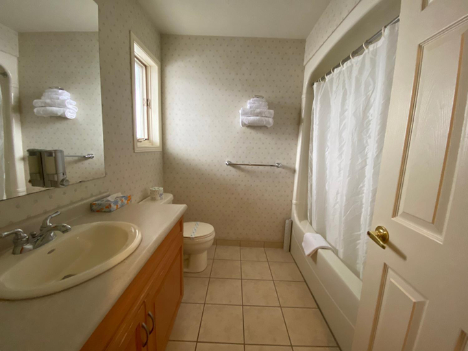 Bathroom 4, Country Inn Listowel, Perth