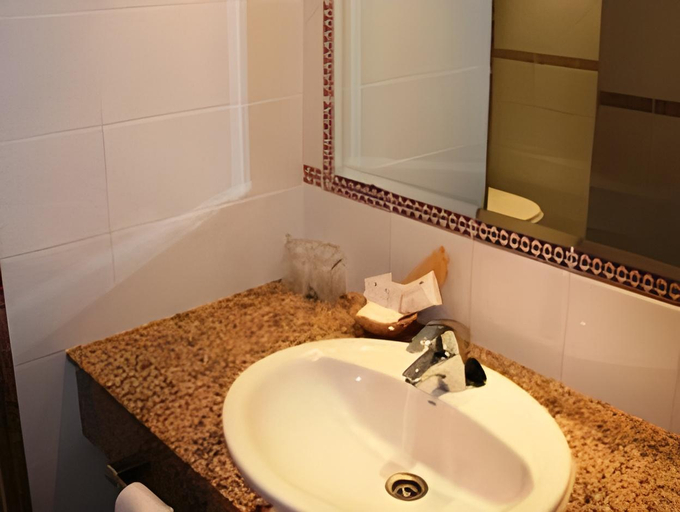 Bathroom 5, Los Robles, Valencia