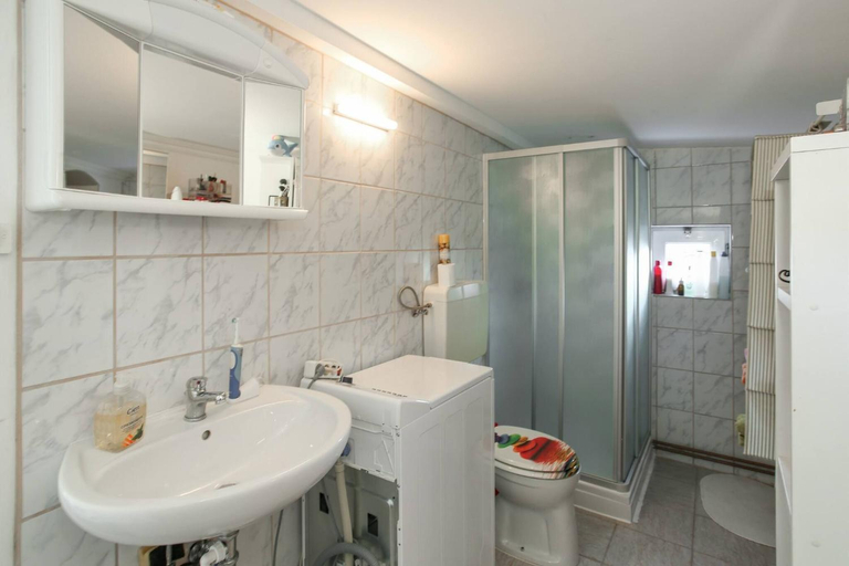 4, Charming Vienna Retreat with Garden Metro Access, Wien