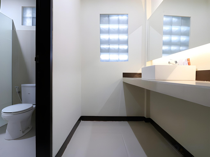 Bathroom 4, Hotel O Kuta Near Sunset Road Formerly Balitone Residence, Denpasar