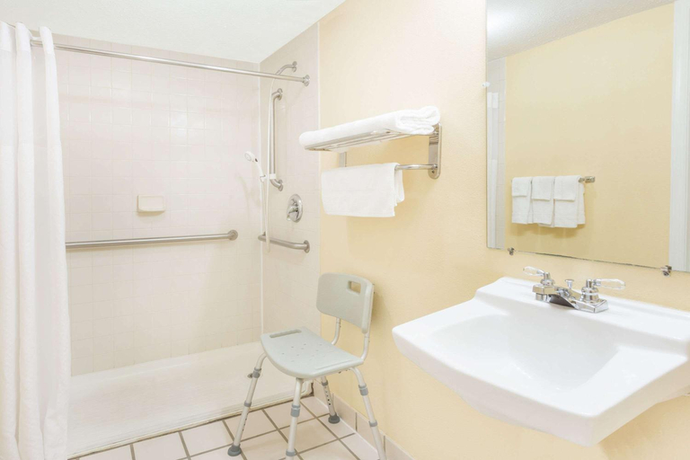 Bathroom 4, Days Inn by Wyndham Staunton, Augusta