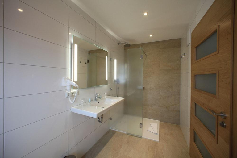 Bathroom 5, Hotel Gasthaus Sonne, Weilheim-Schongau