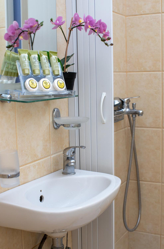 Bathroom 3, Seaside apartments, Central Greece