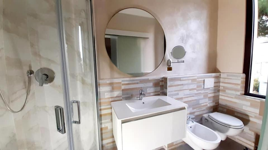 Bathroom 3, Hotel Giardino, Lucca