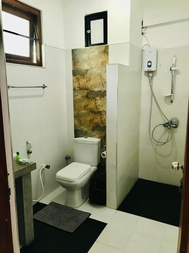 Bathroom, Aqua Marine Beach Hotel, Koralai Pattu (Valachchenai)