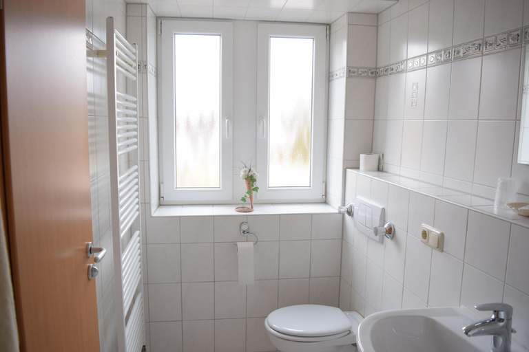 Bathroom 5, Zur Länd, Freising