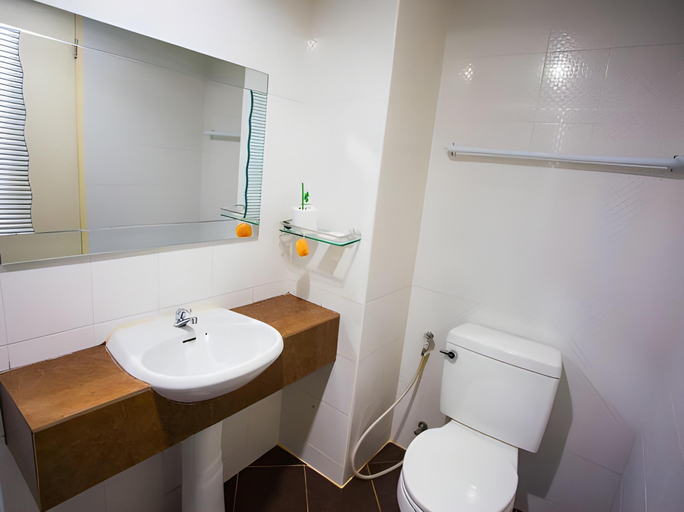 Bathroom 4, Aryan Suites Hotel, Din Dang