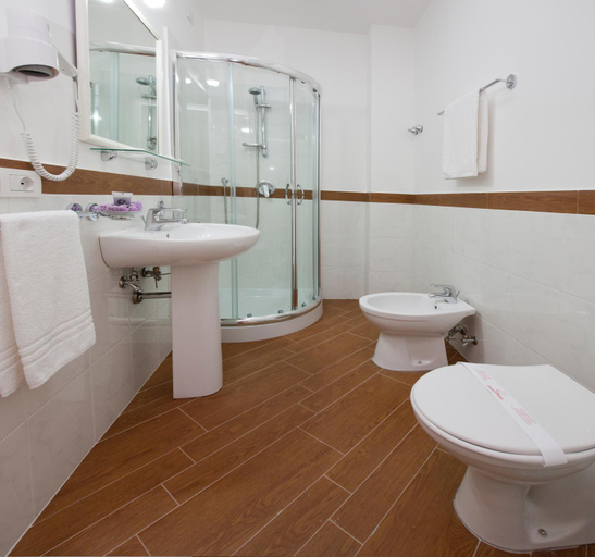 Bathroom 5, Hotel Royal Hills, Napoli