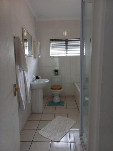 Bathroom 3, Bougainvillea, eThekwini