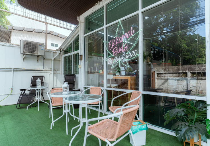 Food & Drinks 4, Ekkamai Buds & Beds - 420 Hostel, Wattana
