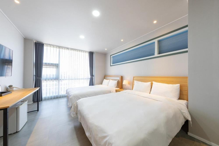 Bedroom 2, Gangneung Gyeongpodae Villa, Gangneung