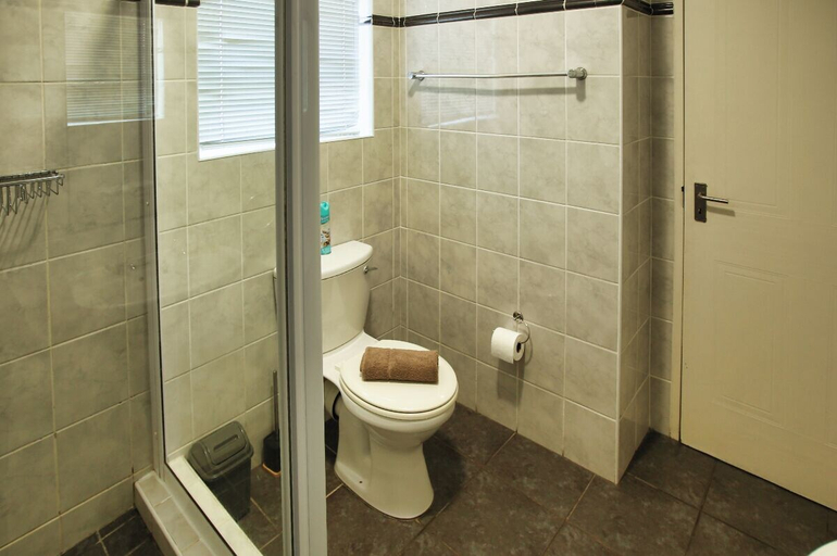 Bathroom 4, Fairway 2, Langebaan 6-sleeper, West Coast