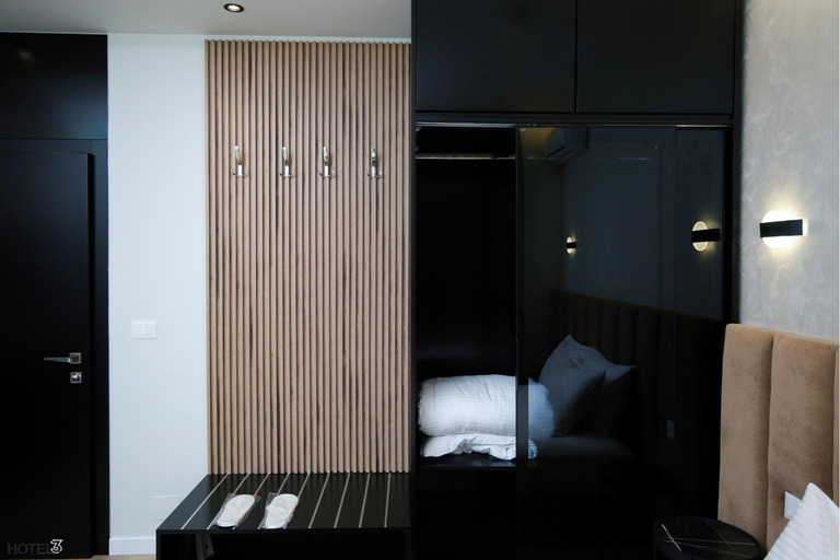 Bedroom 3, Hotel Three, Vlorës