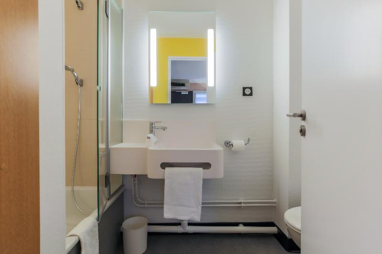 Bathroom 4, B&B HOTEL Metz Augny, Moselle