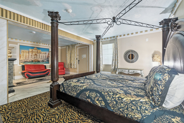 Bedroom 3, Days Inn & Suites by Wyndham Terre Haute, Vigo