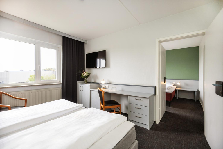 Bedroom 2, TRYP by Wyndham Bad Oldesloe, Stormarn