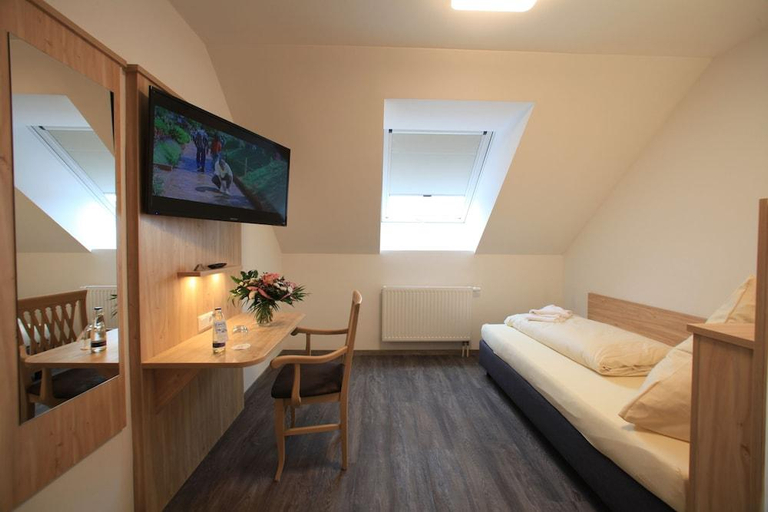 Bedroom 2, Hotel Gasthaus Sonne, Weilheim-Schongau