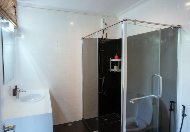Bathroom 3, Ekkamai Buds & Beds - 420 Hostel, Wattana