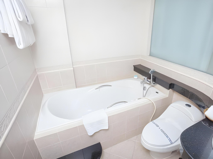 Bathroom 3, 12PM Bangkok, Pathum Wan