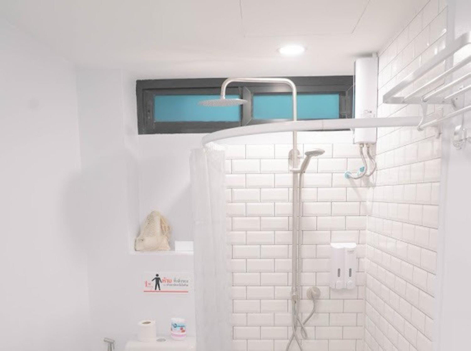 Bathroom 5, BnB98 Silom Hotel, Bang Rak