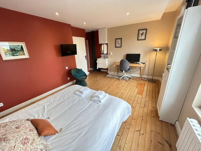 Bedroom 2, Chambres au coeur du quartier historique - Maison Alternativi, Calvados