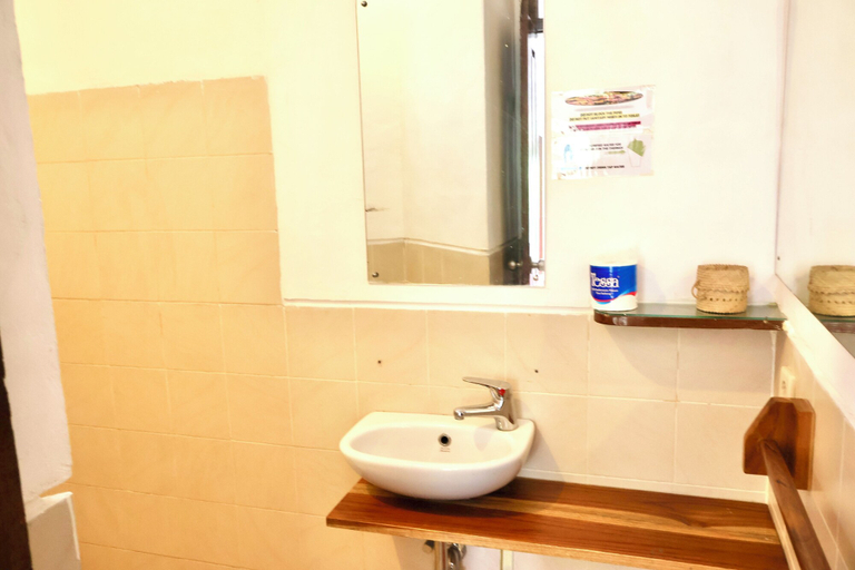 Bathroom 5, Kelimutu Crater Lakes Ecolodge, Ende