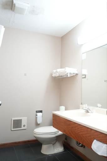 Bathroom 4, Watseka 24 Inn & Suites, Iroquois
