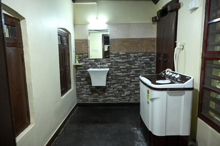 Bathroom 2, The Mana-Heritage stay - Chengazhimattam Mana, Kottayam