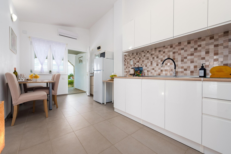 Others 5, Apartments Trk, Vir