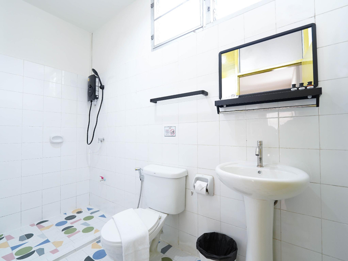 Bathroom, RoomQuest Hotel Pratunam, Ratchathewi
