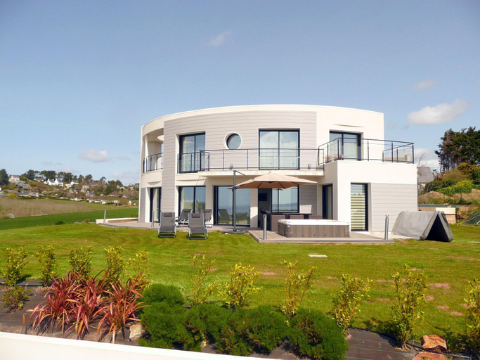 Others 3, Villa in Telgruc-sur-Mer with Sea Views Jacuzzi, Finistère