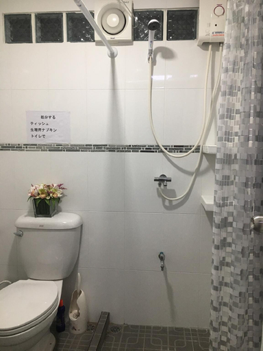 Bathroom, Silver Room ,Very close Bangkok Hospital, Huai Kwang