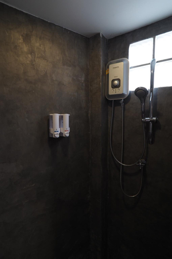 Bathroom, Luck-Yimm Hostel, Phra Nakhon