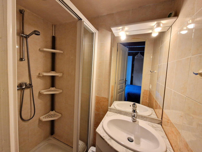 Bathroom 2, Holiday Home in Plogonnec near Sandy Beaches, Finistère