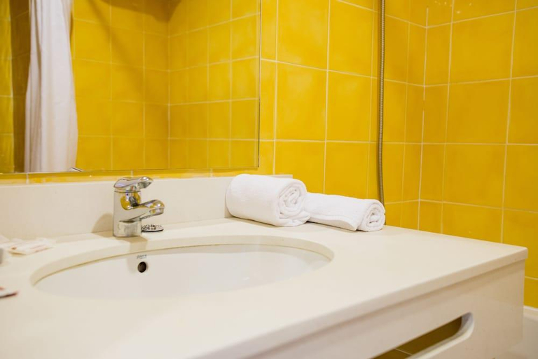 Bathroom 4, Biarritz, Valencia
