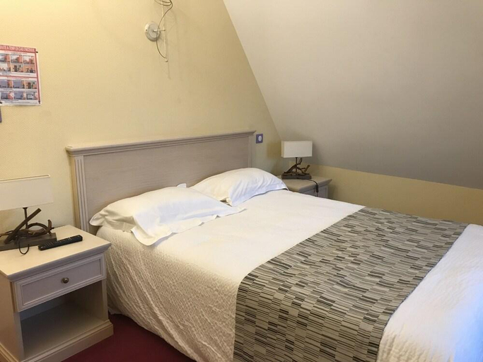 Bedroom 2, Logis hotel Saint-Joseph, Cher