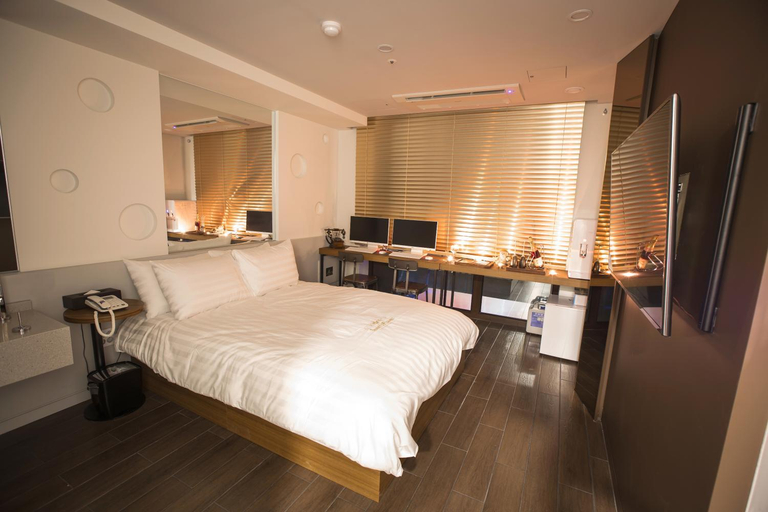 Bedroom 2, Jerry's Planet, Gangnam