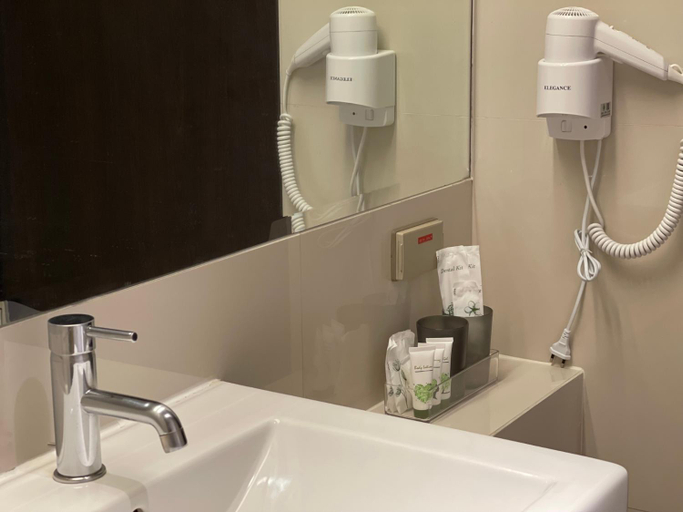 Bathroom 4, 24 Inn at BTS Phrom Phong, Khlong Toey