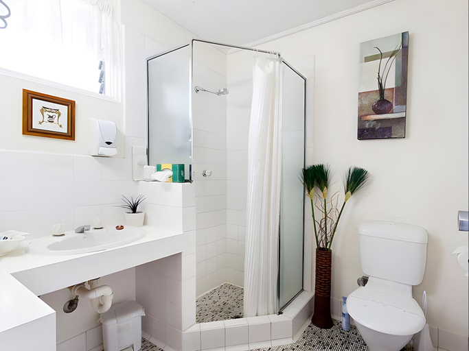 Bathroom 4, Raceways Motel, Hamilton