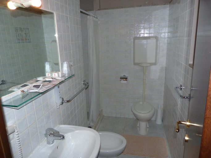 Bathroom 2, Hotel Eden, Modena