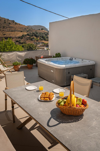 Food & Drinks 5, Casa Kastella, private jacuzzi & BBQ facilities!, Crete