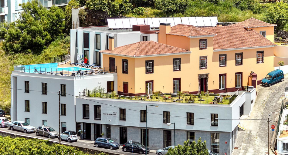 Exterior & Views