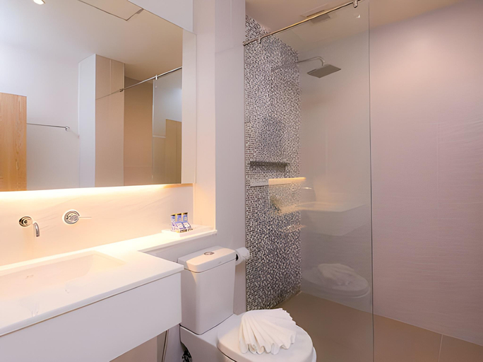 Bathroom 4, The Aura Patong, Pulau Phuket