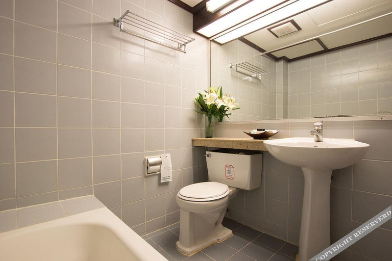 Bathroom 4, De' Moc, Phra Nakhon