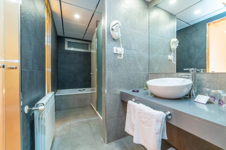 Bathroom 5, Hotel Servigroup Diplomatic 4 Sup, Alicante