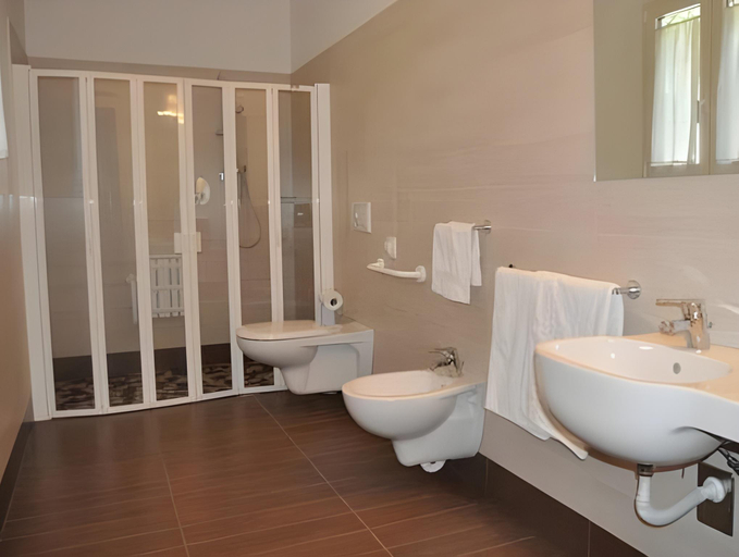 Bathroom 4, Mona Lisa Hotel, Rimini
