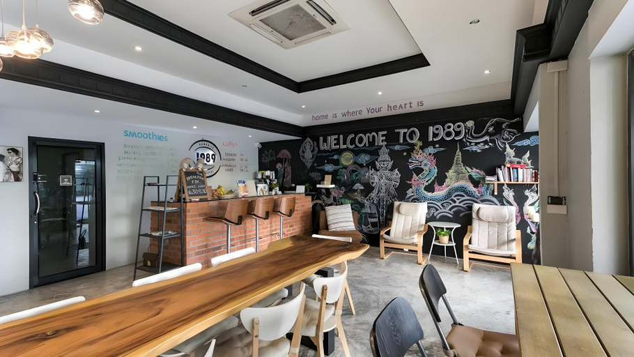 Food & Drinks 4, 1989 Hostel & Cafe, Khlong Toey