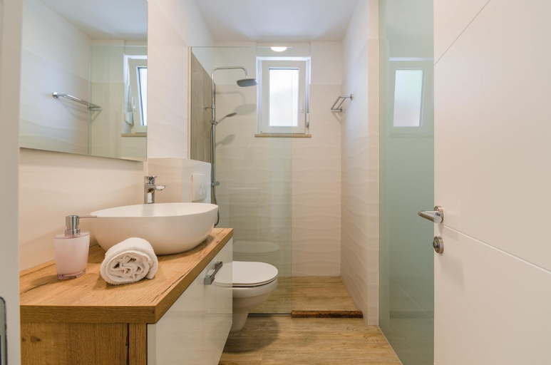 Bathroom 4, Palace Paulina 1B, Novi Vinodolski