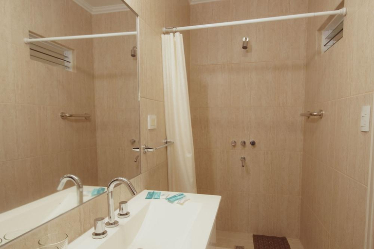 Bathroom 4, Hotel Tonight, Capital