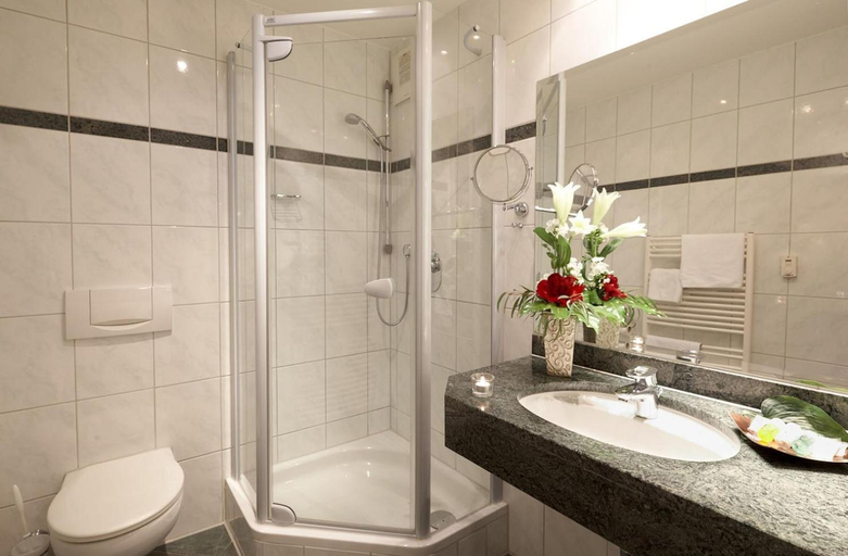 Bathroom 4, Hotel Ochsen Stuttgart, Stuttgart